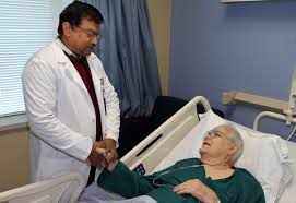 hospice_doctor talking with patient